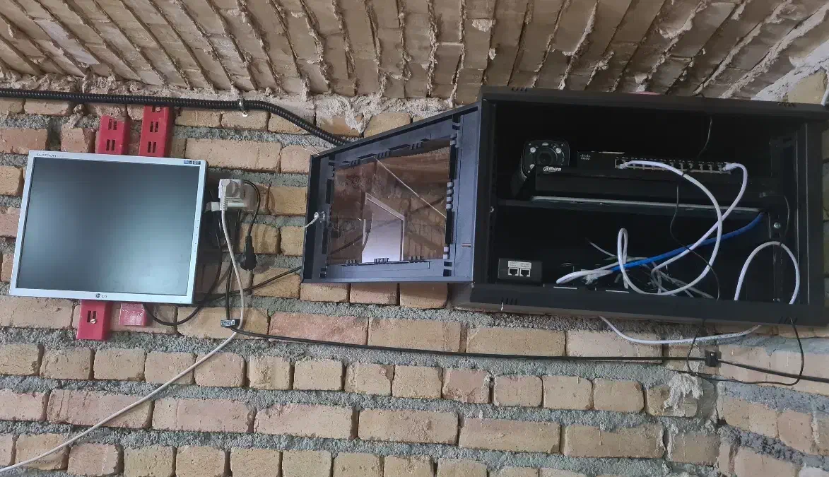 نصب دوربین * نصب دزدگیر * برق کشی|خدمات پیشه و مهارت|قروه, |دیوار