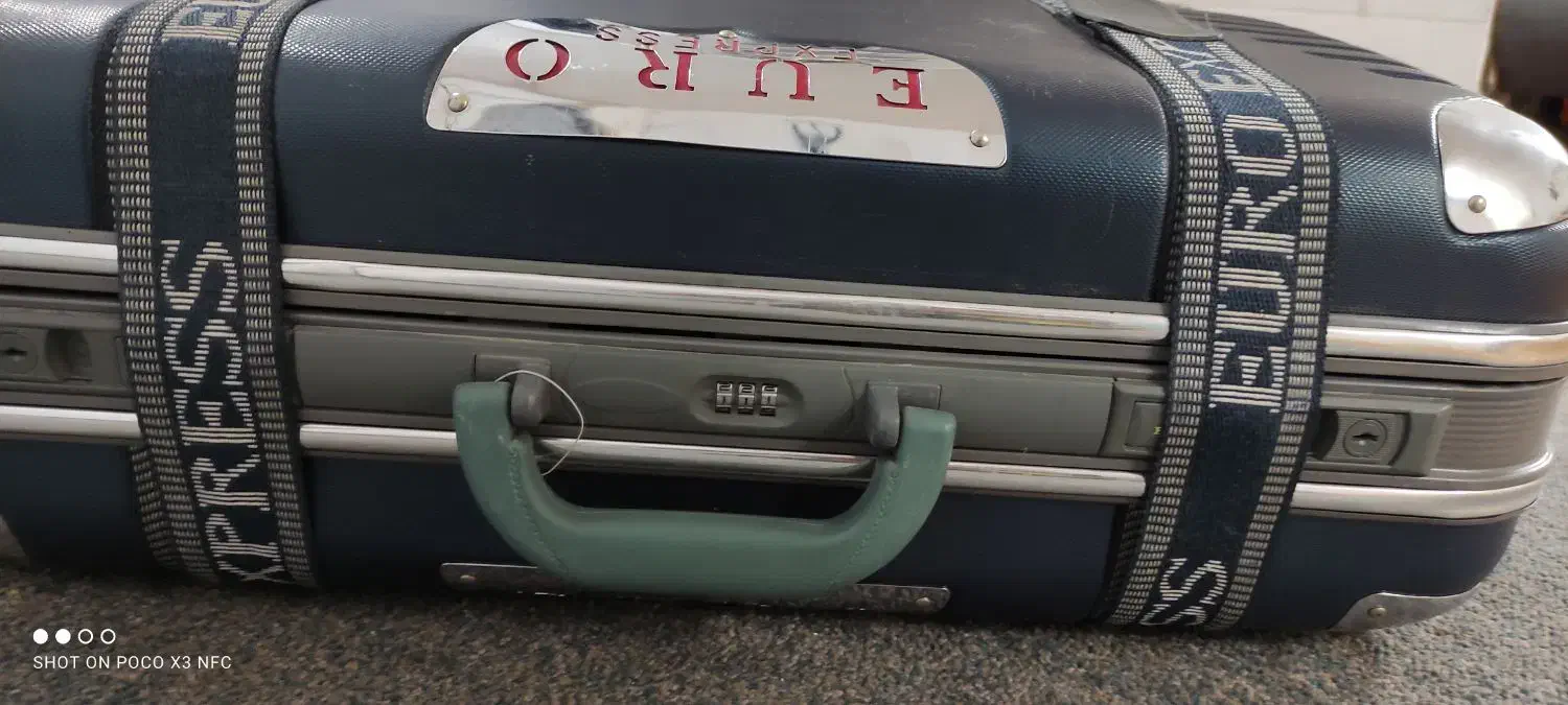 چمدان مسافرتی|کیف، کفش، کمربند|نیشابور, گنبد سبز|دیوار