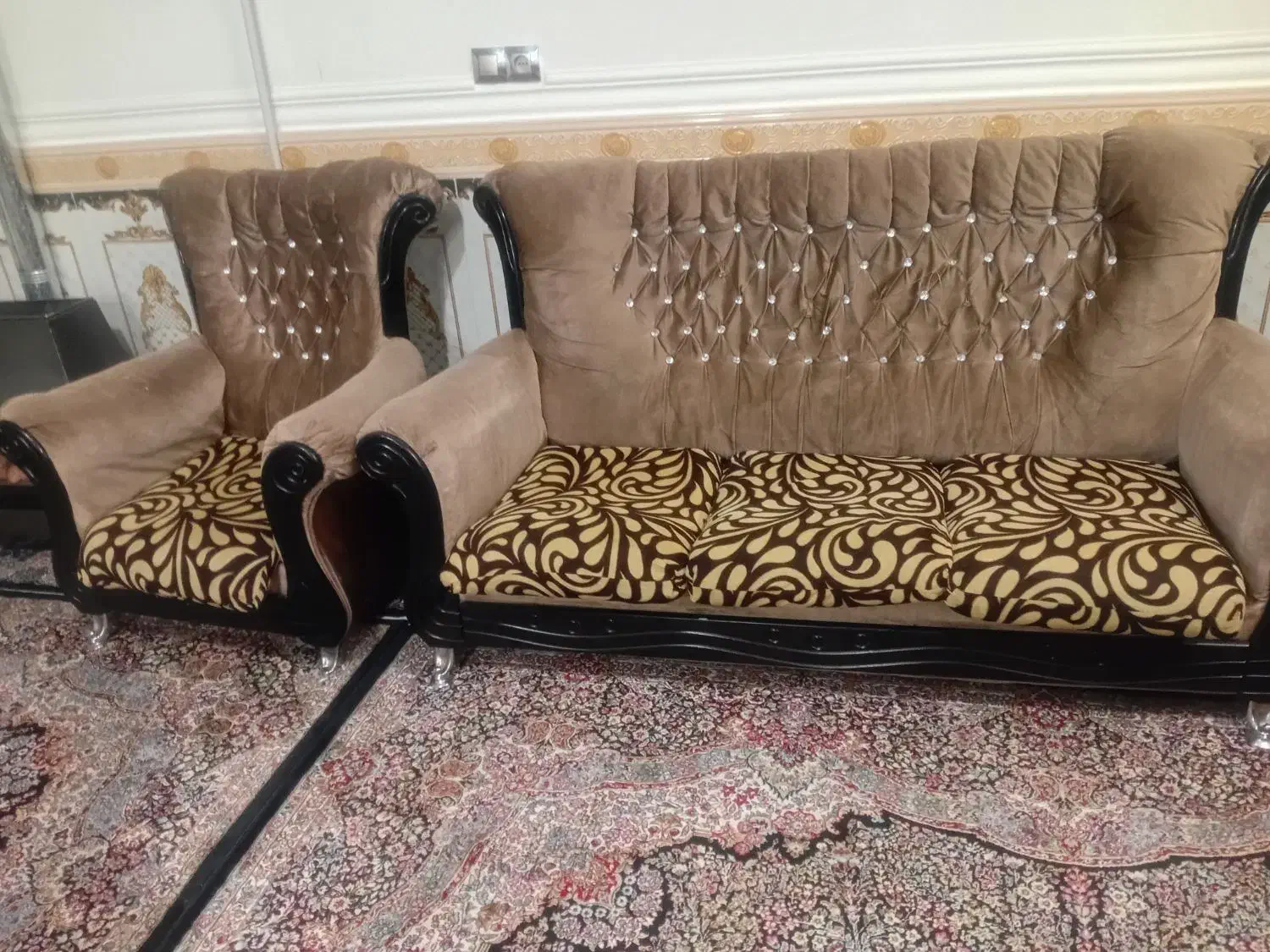 قیمت ۸۵۰۰۰۰۰|مبلمان خانگی و میز عسلی|بم, |دیوار