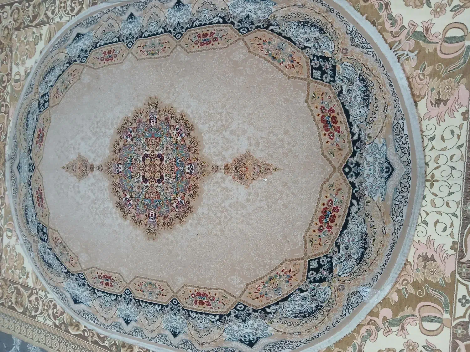 فرش بیضی با یک عدد پا دری|فرش|قیامدشت - خاورشهر, |دیوار