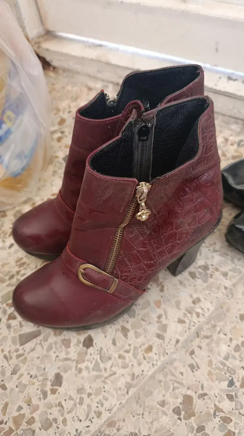 نیم بوت وکفش پاشنه بلند ورنی|کیف، کفش، کمربند|اقبالیه, |دیوار