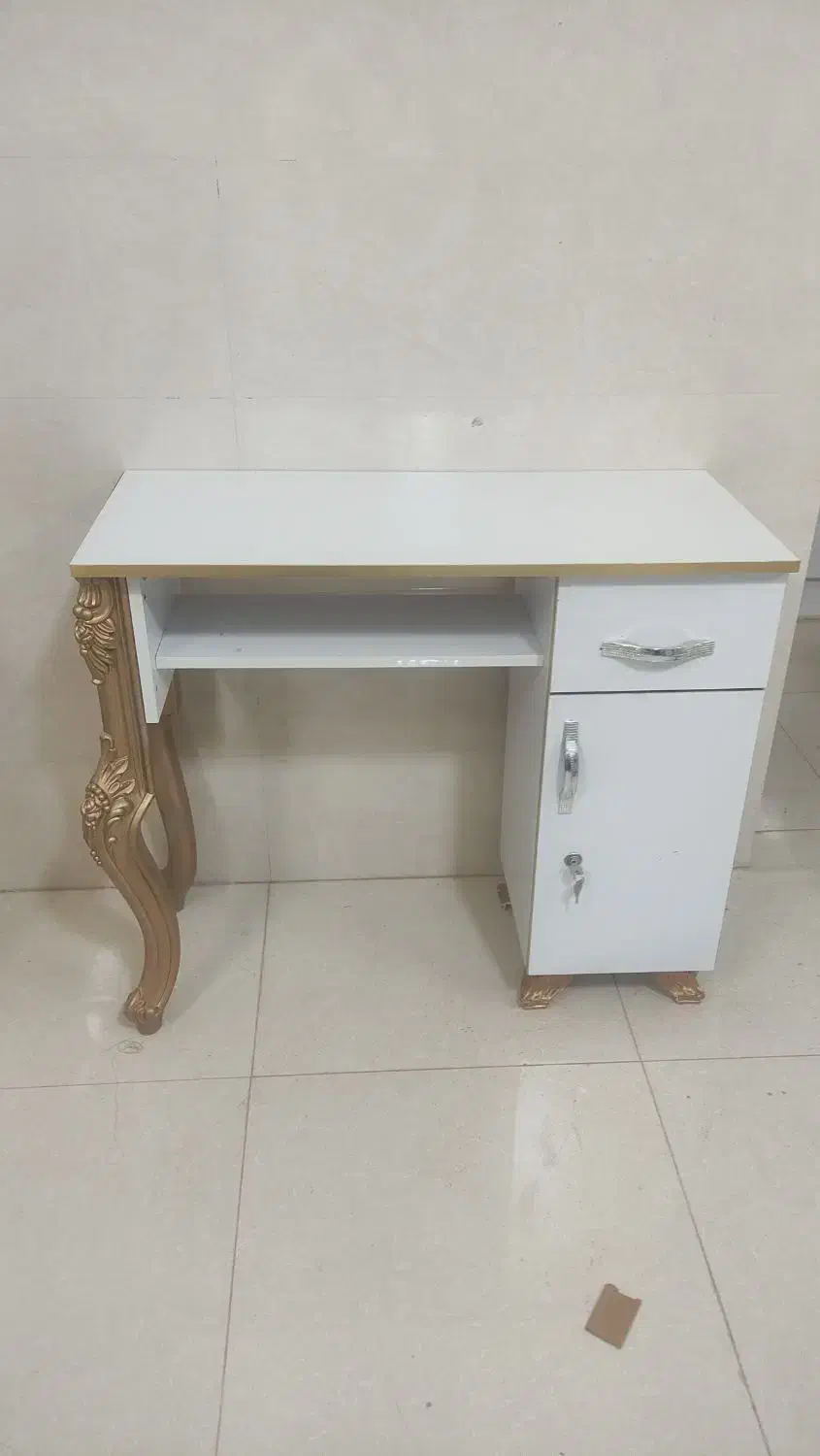 میز مخصوص ناخن نو وتمیز|آرایشگاه و سالنهای زیبایی|برخوار, |دیوار