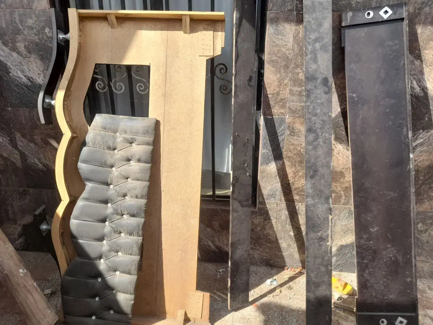 ۲ عدد تخت یکی چوبی و دومی فلزی حیاطی مسقف|تخت و سرویس خواب|رفسنجان, |دیوار