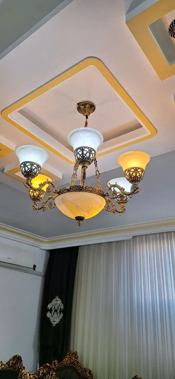 لوستر۶ شاخه قدیمی عتیقه.بسیار زیبا وسالم|لوستر و چراغ آویز|مشهد, انقلاب|دیوار