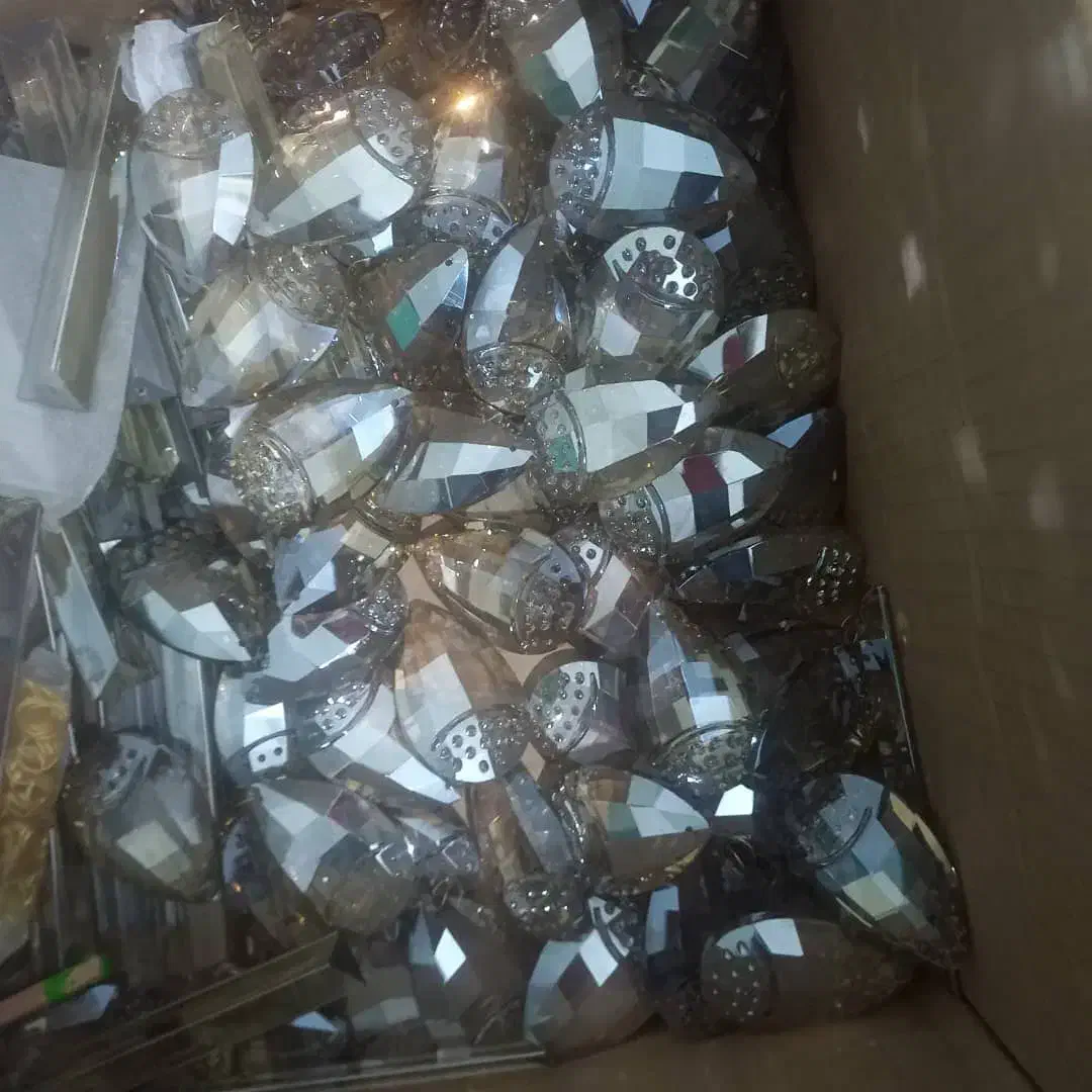 مقداری کریستال لوستر|لوستر و چراغ آویز|اهواز, کوی آغاجاری|دیوار