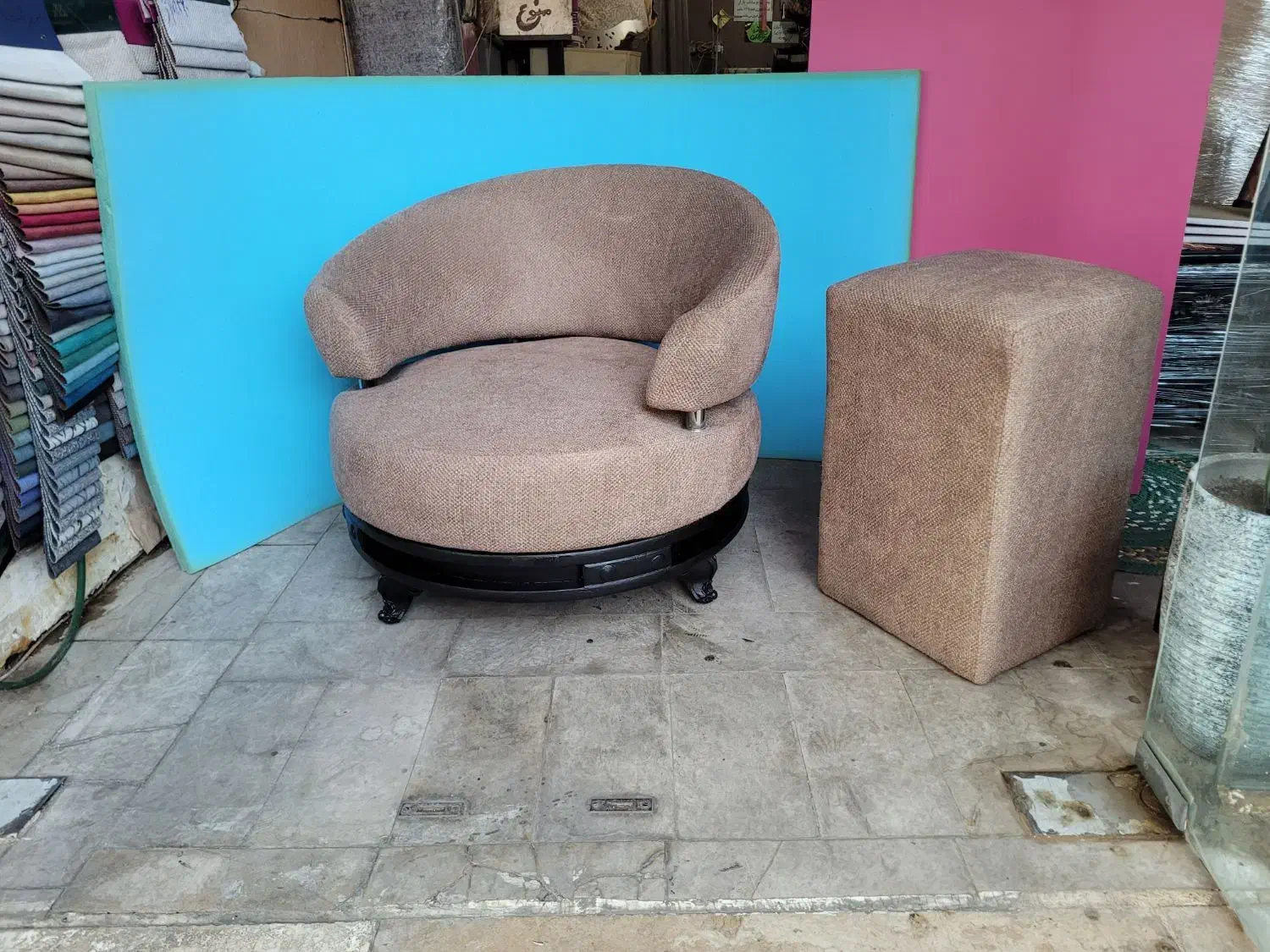 مبل گرد بهمراه  چندین  نیمکت ترک  به فروش|صندلی و نیمکت|مشهد, کلاهدوز|دیوار