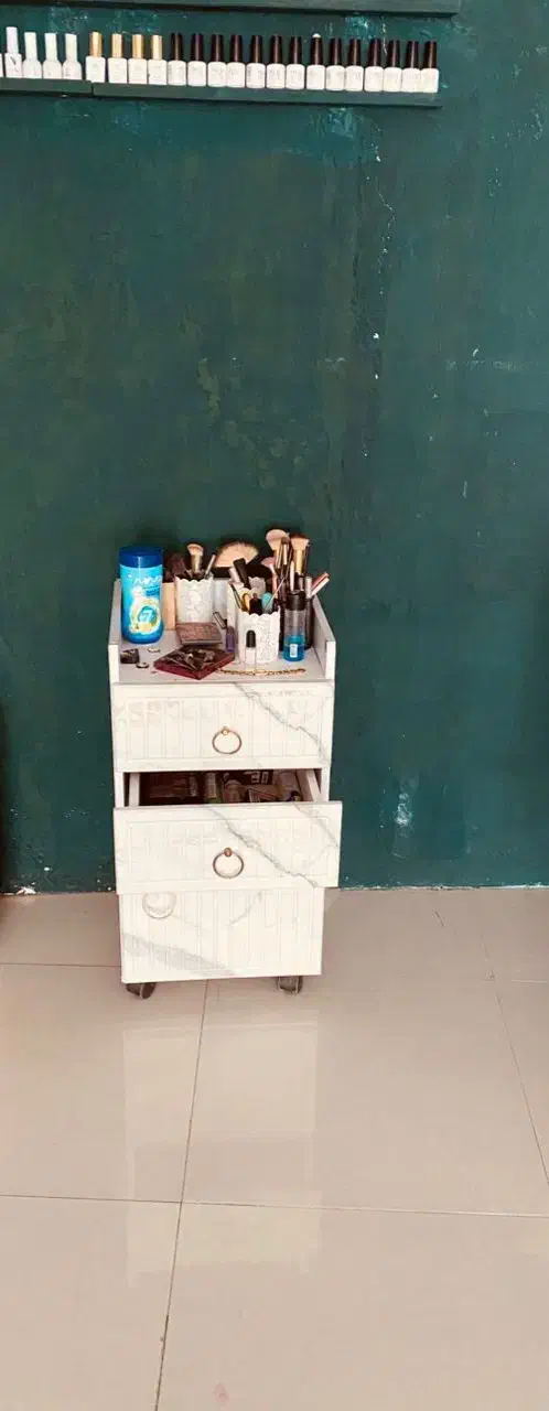 لوازم آرایشگاه|آرایشگاه و سالن‌های زیبایی|دشمن زیاری, |دیوار