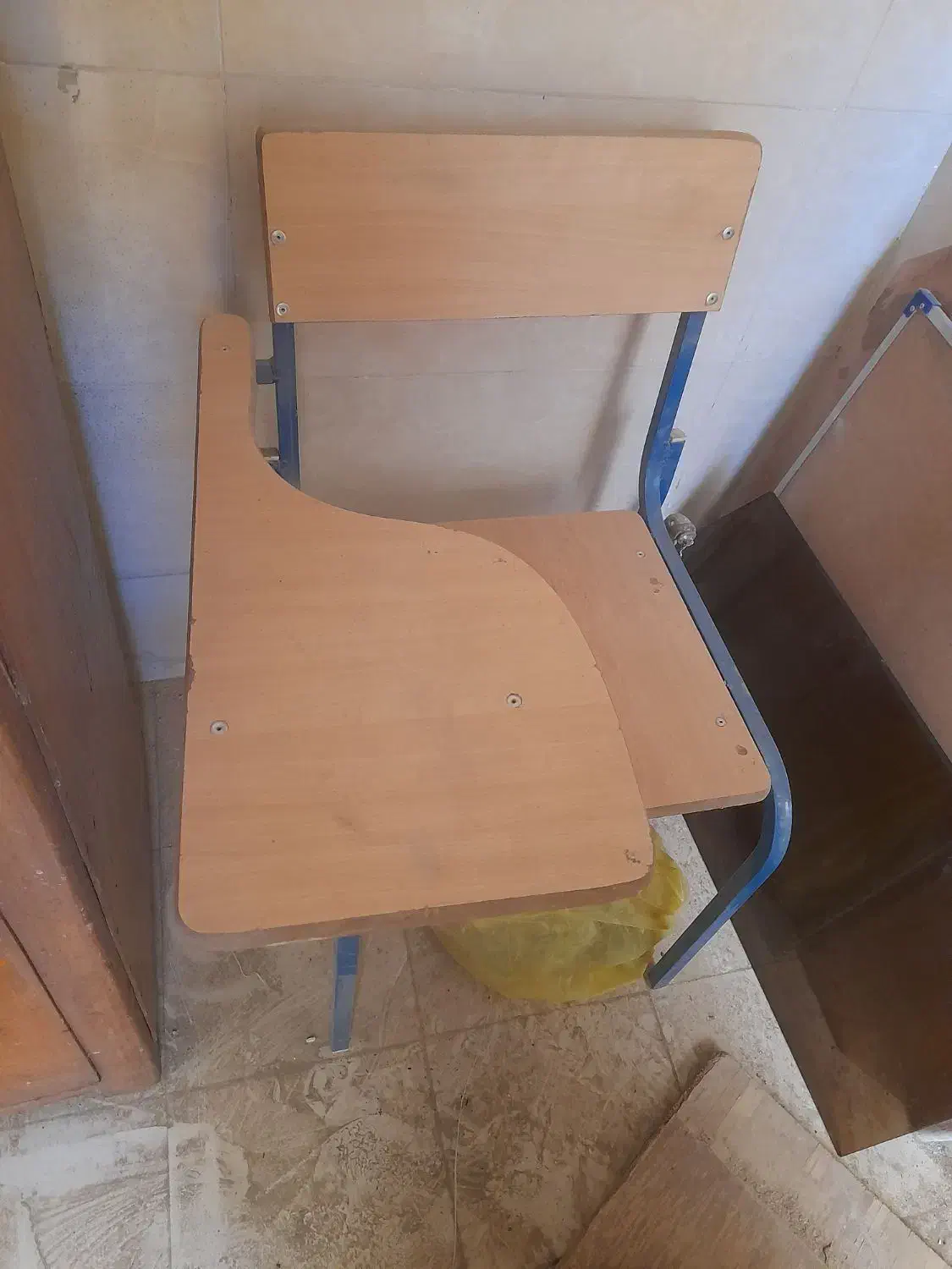 صندلی مدرسه|صندلی و نیمکت|فیروزکوه, |دیوار