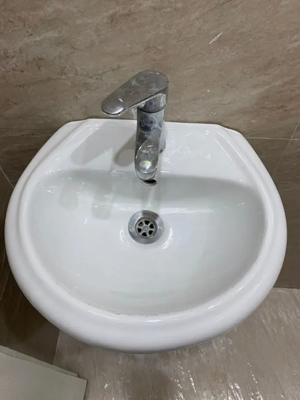 روشویی و پایه همراه شیر نو استفاده نشده|لوازم سرویس بهداشتی|تهران, گلستان (شهرک راه آهن)|دیوار