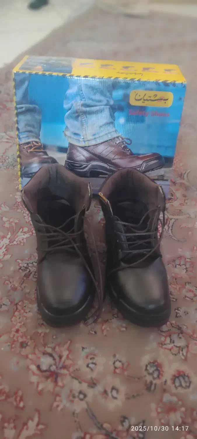 کفش کار نیم بوت .|کیف، کفش، کمربند|قلعه قاضی, |دیوار