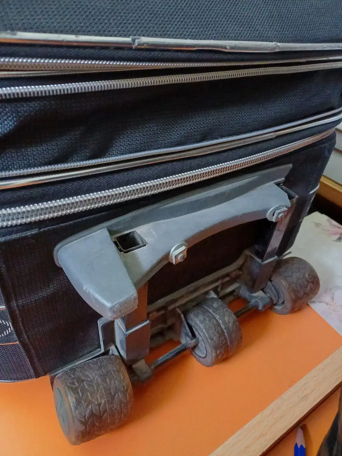 تعدادی ساک مسافرتی|کیف، کفش، کمربند|قم, چهار مردان|دیوار