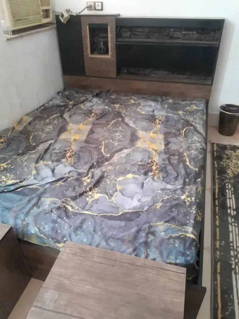 تخت خواب فقط شیشه میز آرایشی شکسته|تخت و سرویس خواب|جیرفت, |دیوار