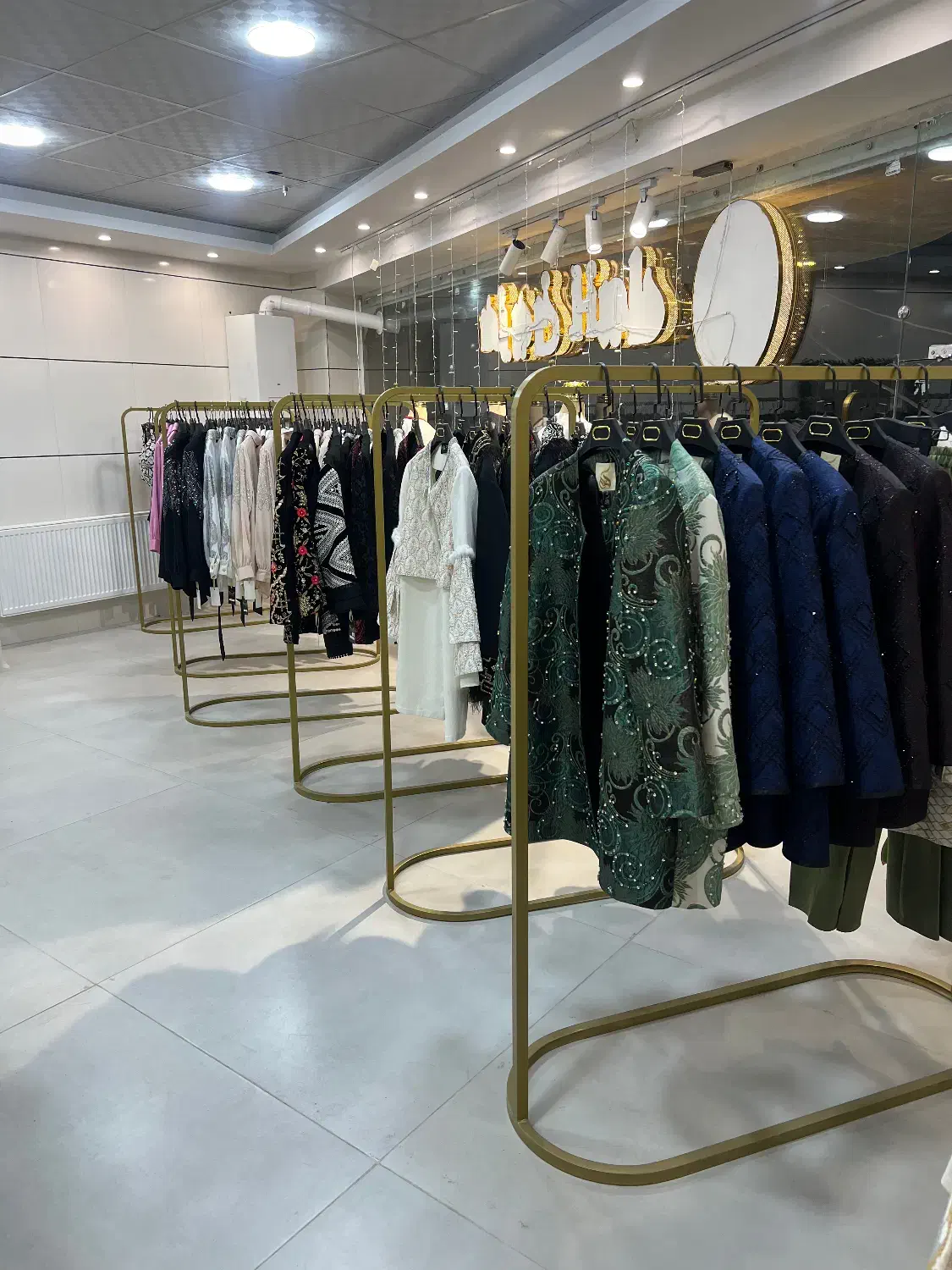 فروش فوری مزون به‌صورت یکجا (تجهیزات + لباس‌ها)|فروشگاه و مغازه|تربت‌حیدریه, شهید قرنی|دیوار