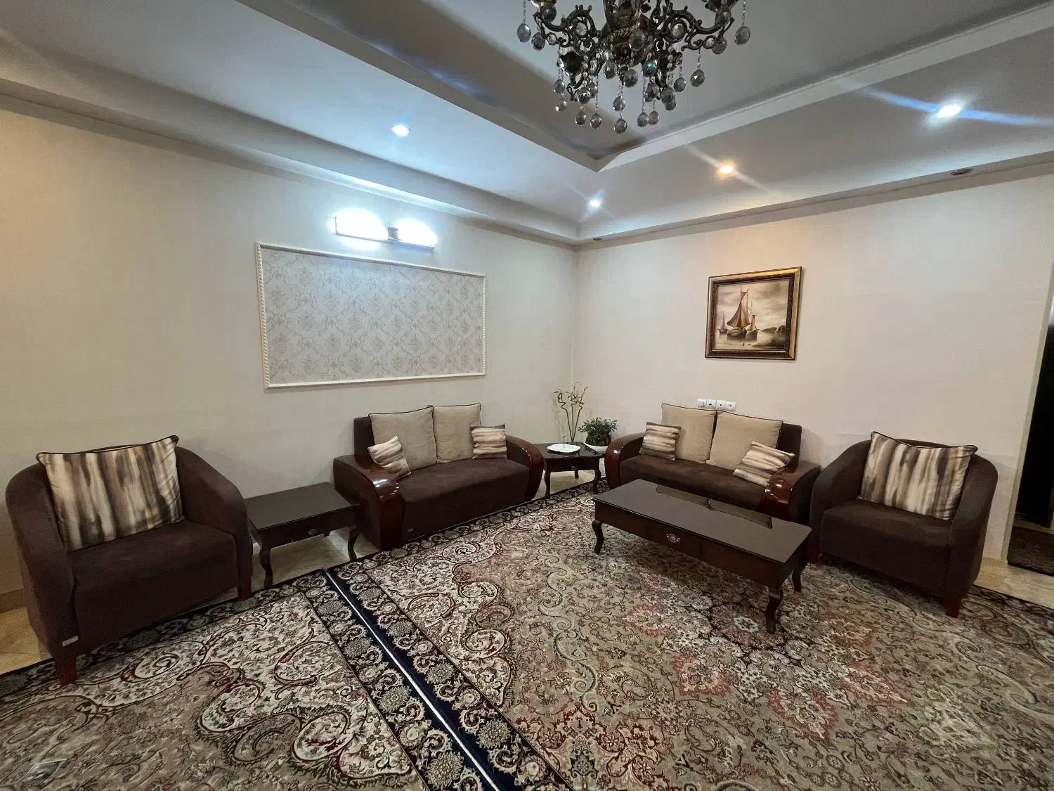 مبل راحتی قهوه ای با میز|مبلمان خانگی و میز عسلی|مشهد, کلاهدوز|دیوار