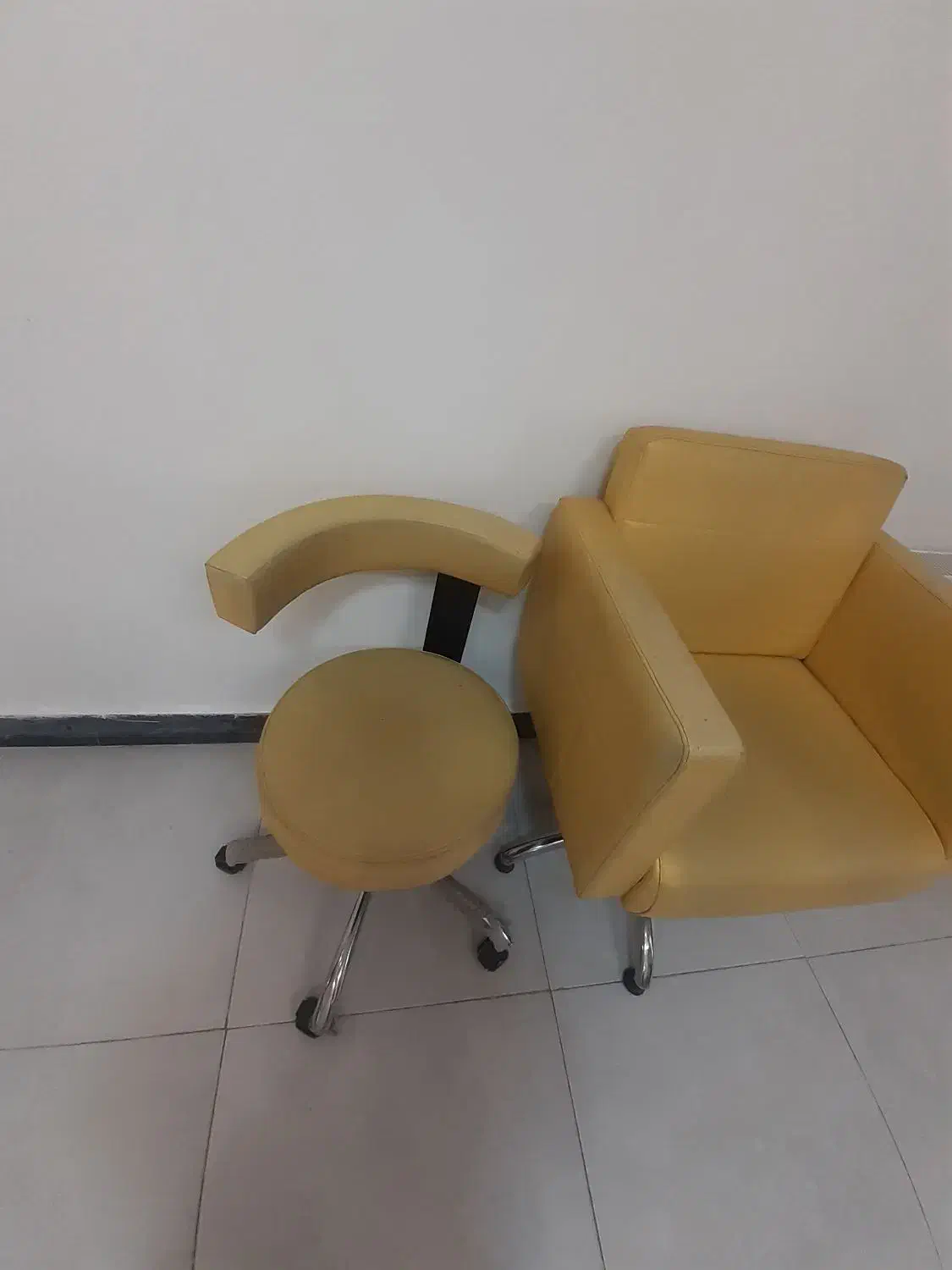 فروش صندلی ارایشگاه وسه عددمبل تک نفره کاملا سالم|آرایشگاه و سالن‌های زیبایی|گرگان, |دیوار