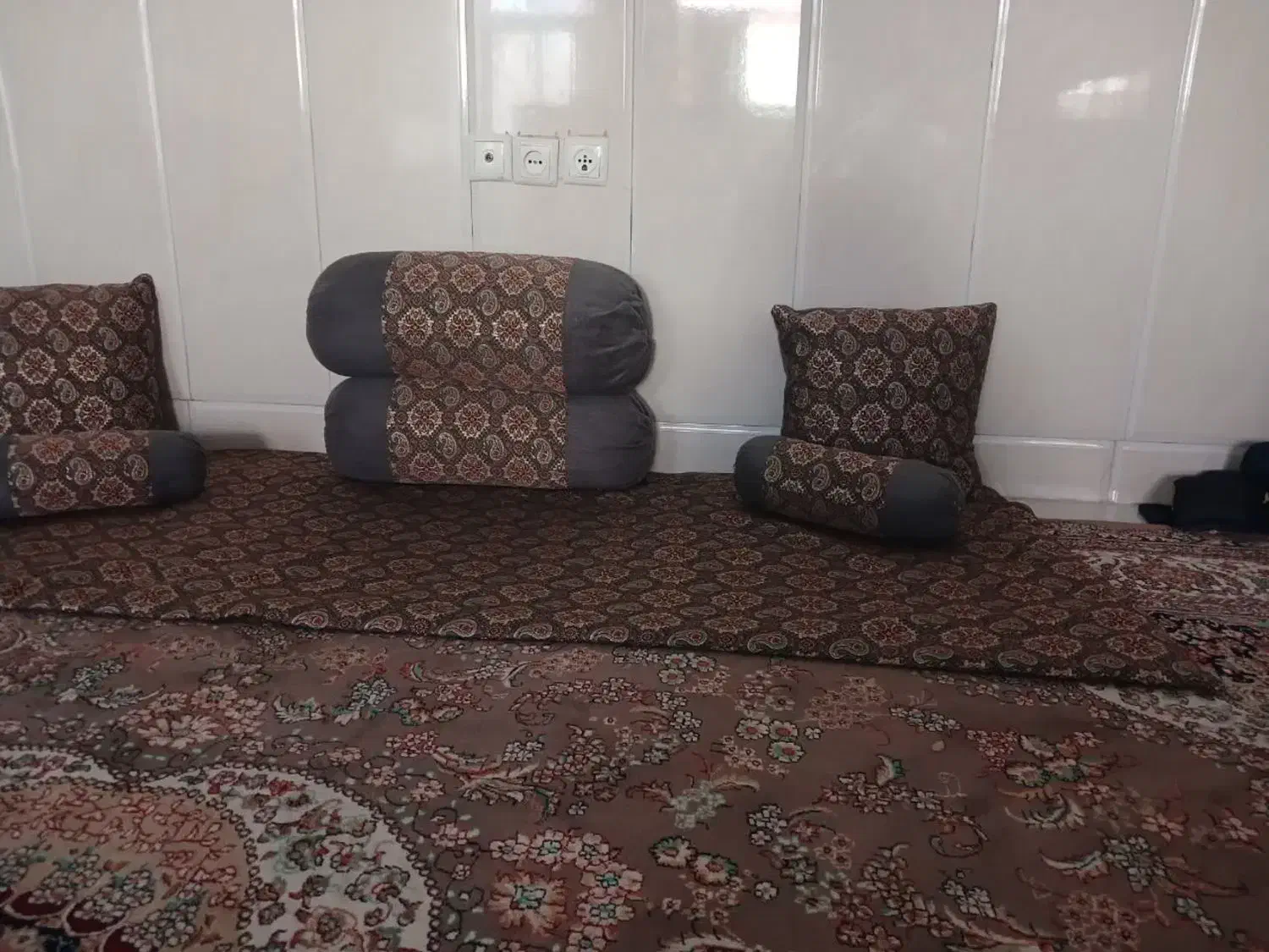 شاه نشین|پشتی|قم, هفت تیر|دیوار