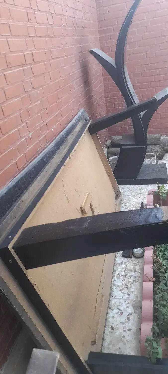 یک دکور و یک میز بزرگ چوبی|میز و صندلی غذاخوری|مسجد سلیمان, |دیوار