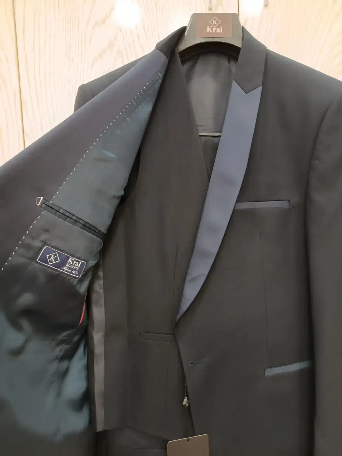 کت و شلوار|لباس|قائن, |دیوار