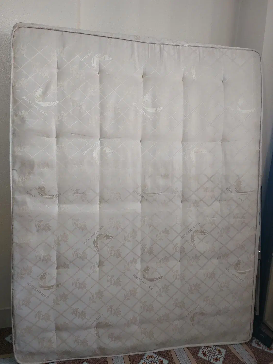 تخت خواب دونفره به همراه تشک|تخت و سرویس خواب|شاهینشهر, خانه کارگر|دیوار