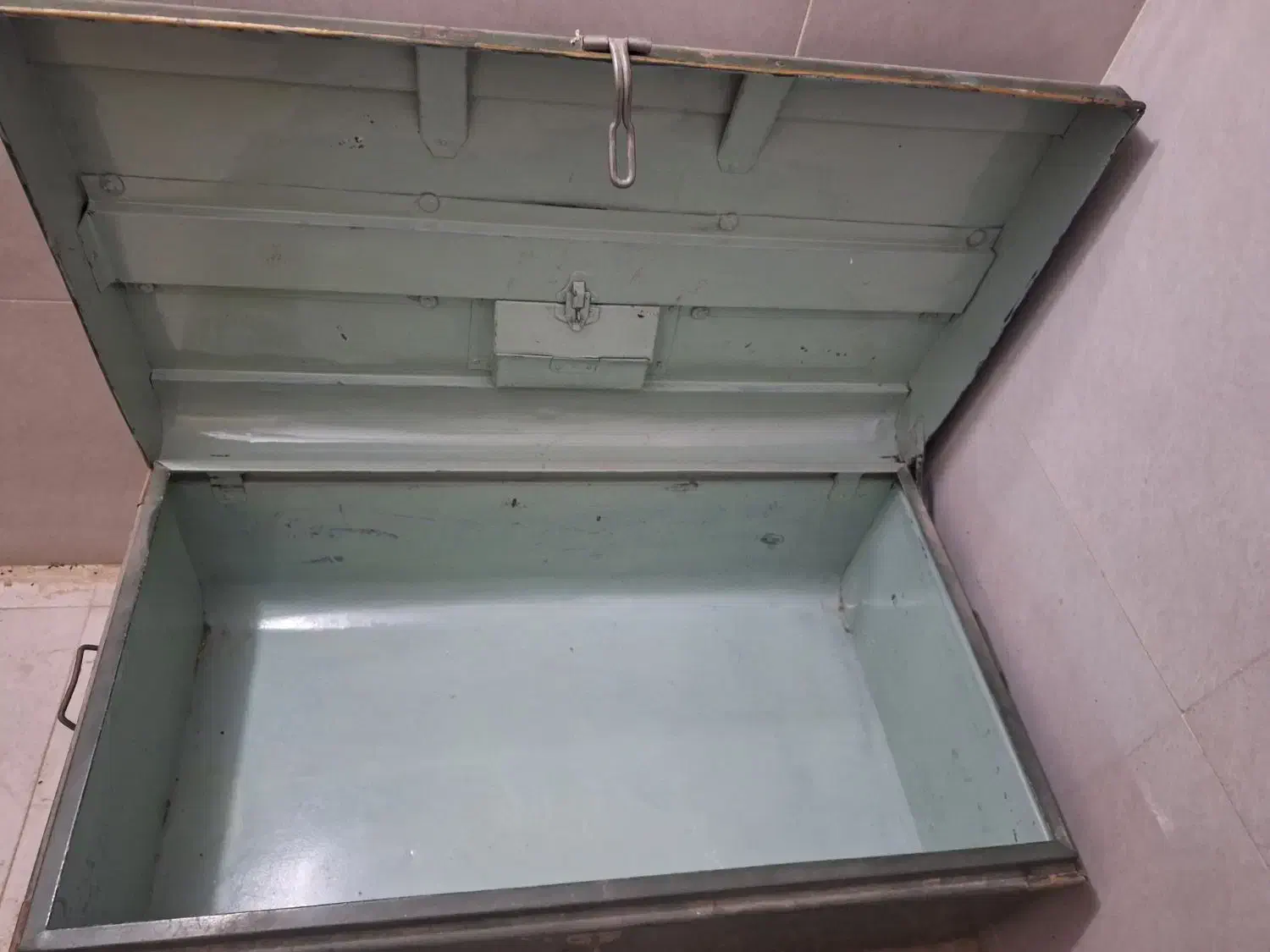 صندوقچه اهنی قدیمی|کلکسیون اشیاء عتیقه|یزد, |دیوار