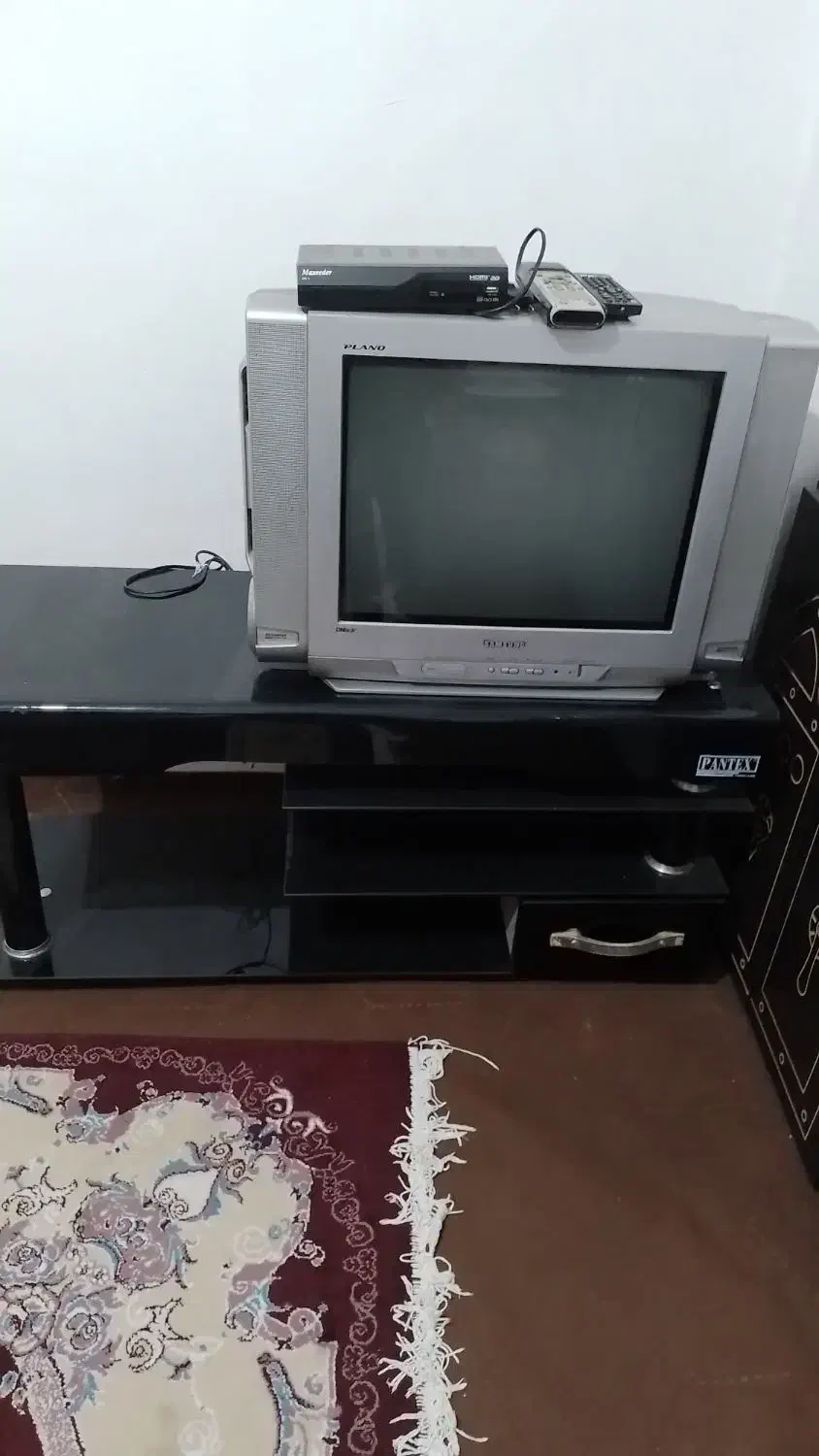 تلویزیون ۲۱اینج با میز دستگاه دیجتالی|تلویزیون و پروژکتور|بیستون, |دیوار