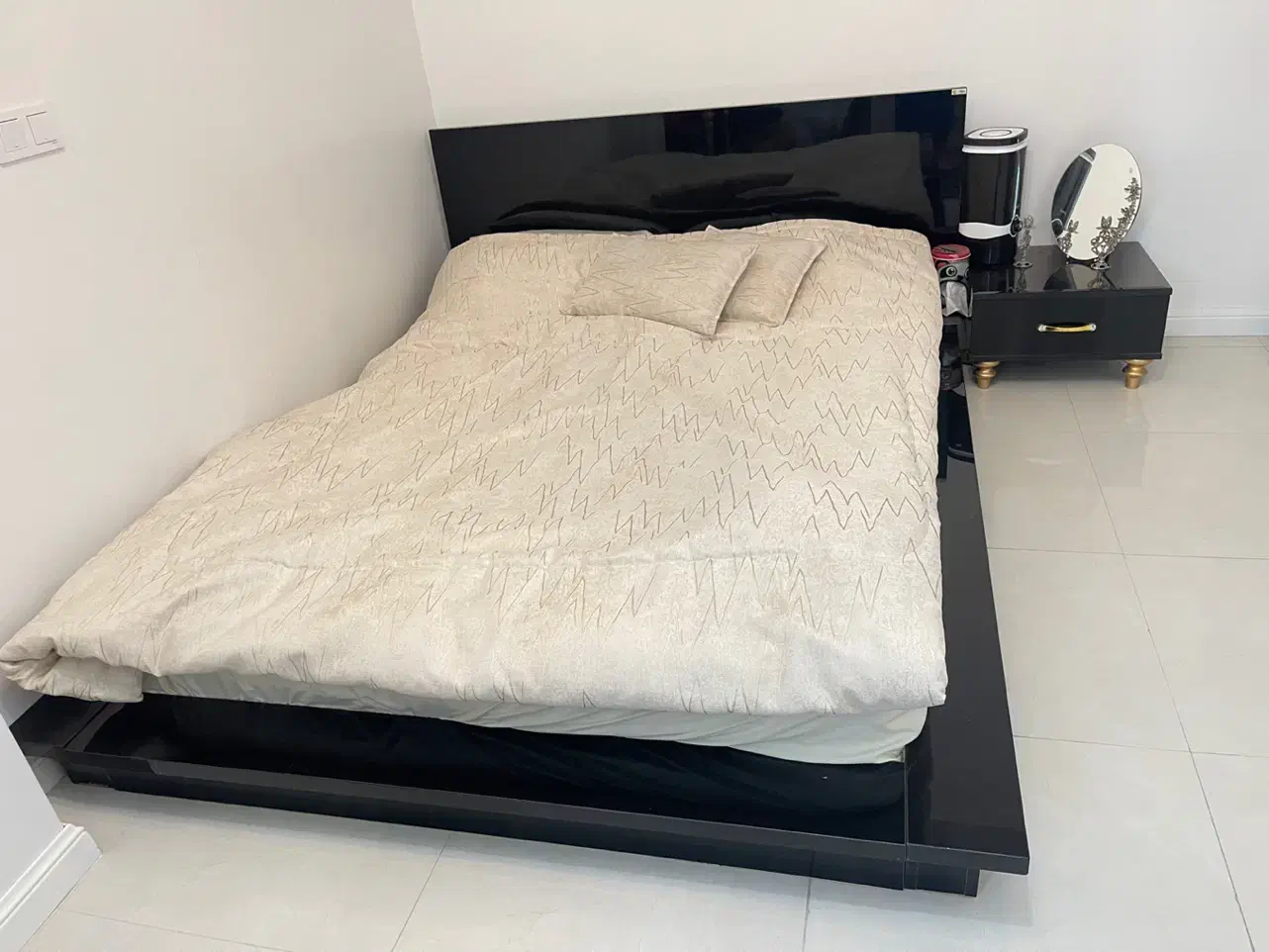 تخت دو نفره به همراه آینه کنسول و فایل ۵ کشو|تخت و سرویس خواب|تهران, سوهانک|دیوار