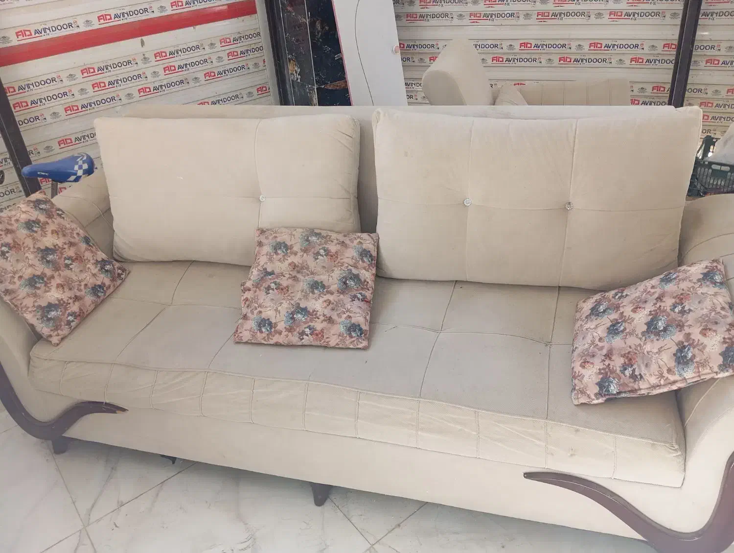 یک دست مبل 8نفره تمیز بدون شکستگی پایه بفروش میرسد|مبلمان خانگی و میز عسلی|سلماس, |دیوار