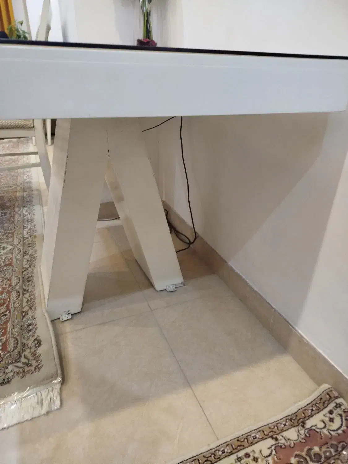 میز شیشه‌ای سفید تمیز|میز و صندلی غذاخوری|رشت, پیرسرا|دیوار