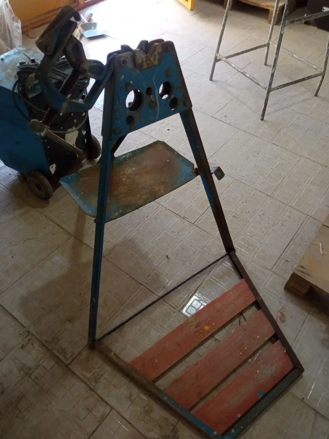 گیره لولهگیر سهپایه صنعتی محکم و سالم|ابزارآلات|اشتهارد, |دیوار