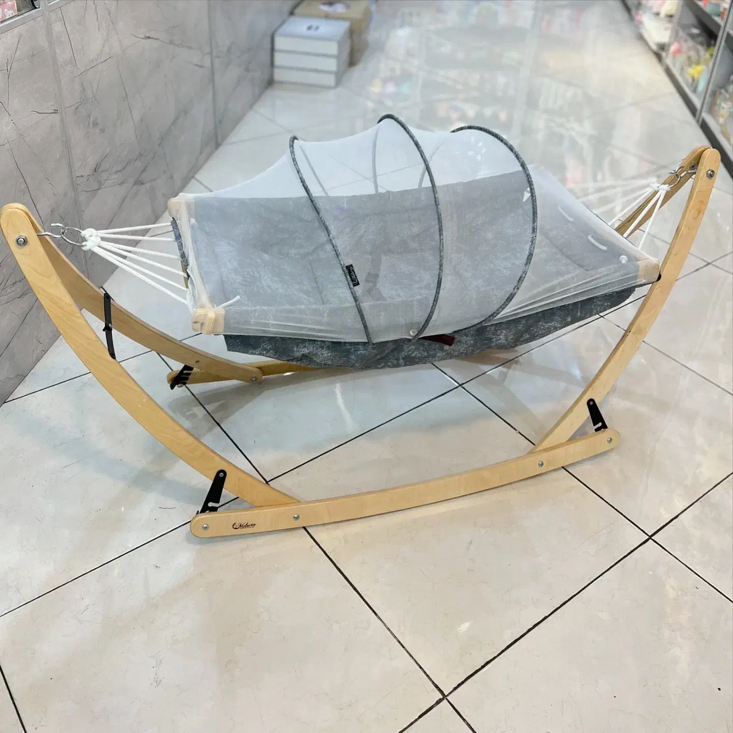 گهواره نوزاد ملورین چوبی با توری پشه‌گیر|اسباب و اثاث بچه|خمینی‌شهر, |دیوار