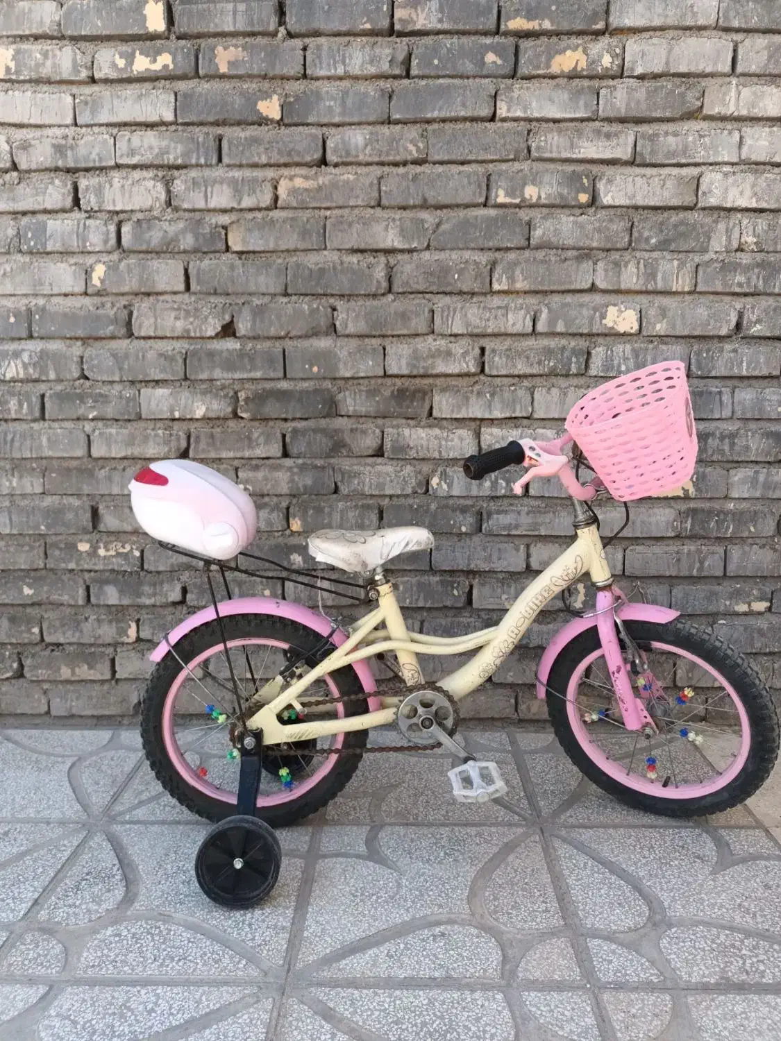 هر دو دوچرخه خارجی هستن|دوچرخه، اسکیت، اسکوتر|اسفراین, |دیوار