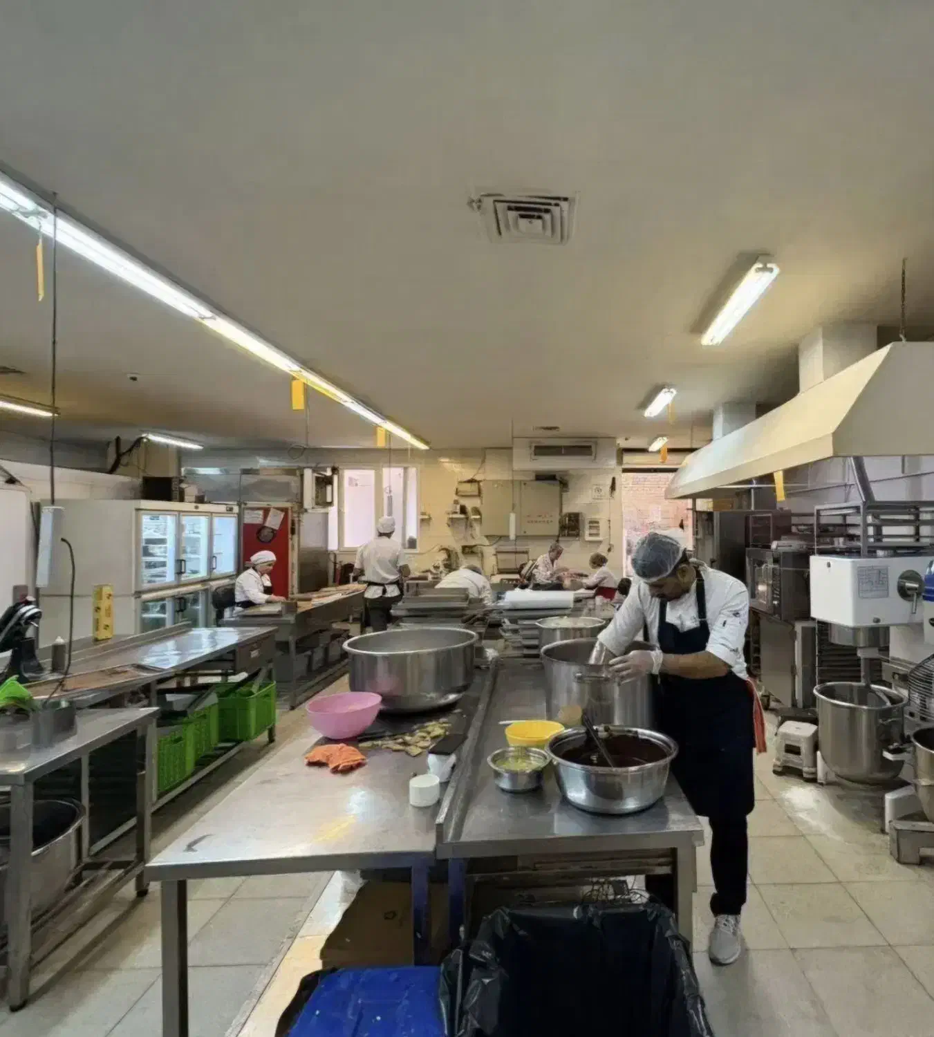 کارگر ساده و کارگر نظافتی در قنادی|استخدام خدمات فروشگاه و رستوران|تهران, حسینآباد|دیوار