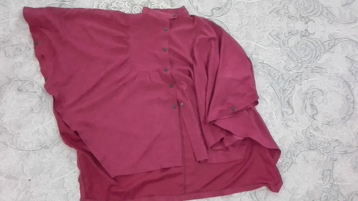 تعدادی لباس|لباس|نی‌ریز, |دیوار