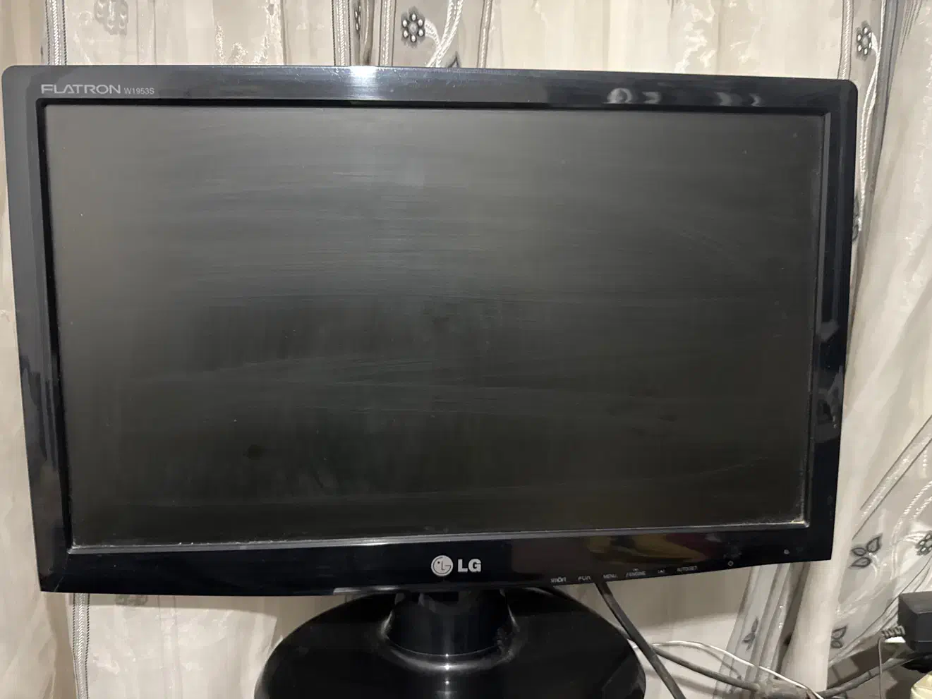 مانیتور الجی ۱۹ دکمه لمسی|قطعات و لوازم جانبی رایانه|مشهد, سعد آباد|دیوار