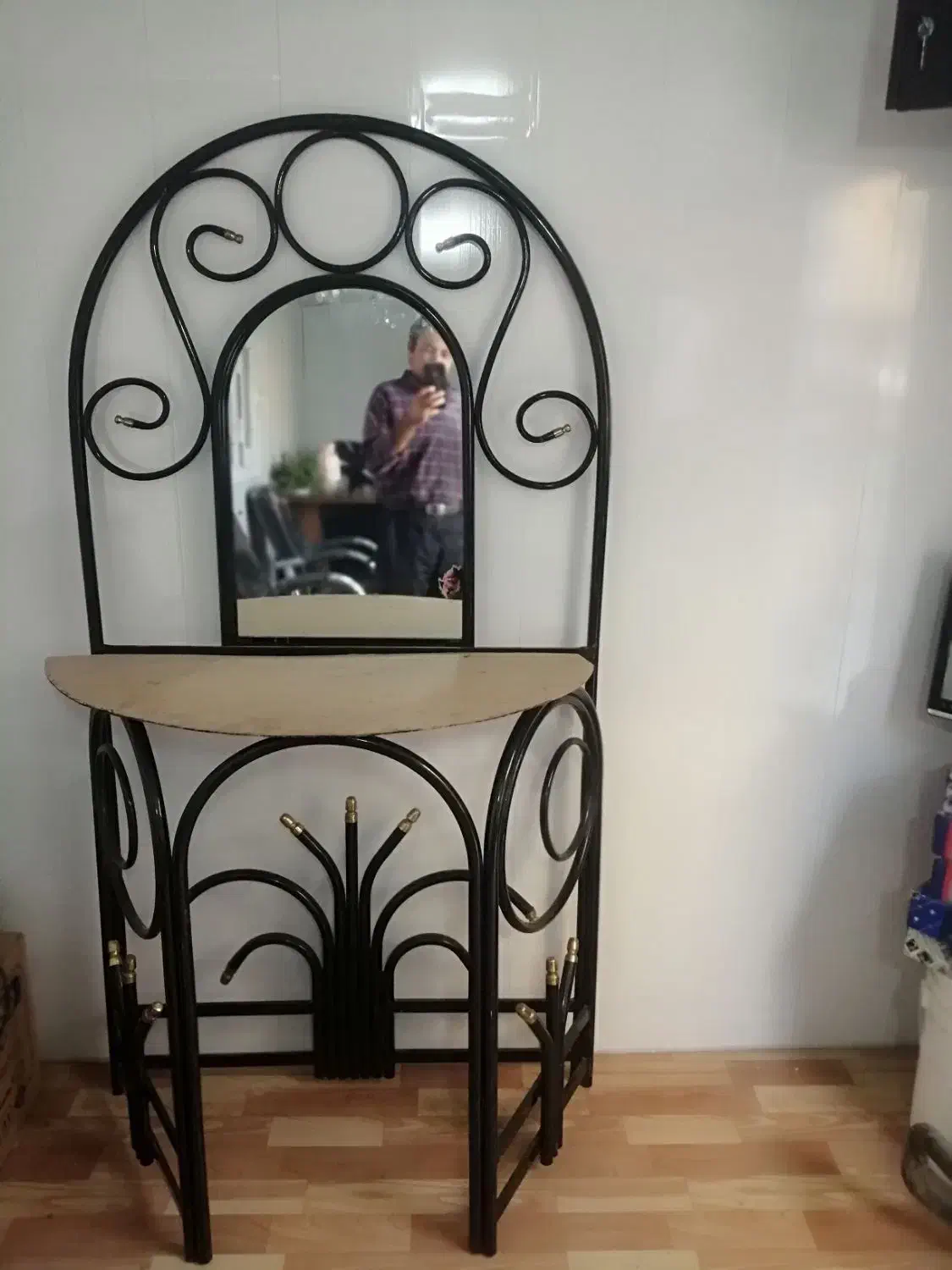 جاشو ندارم|آینه|مرودشت, مختارآباد|دیوار