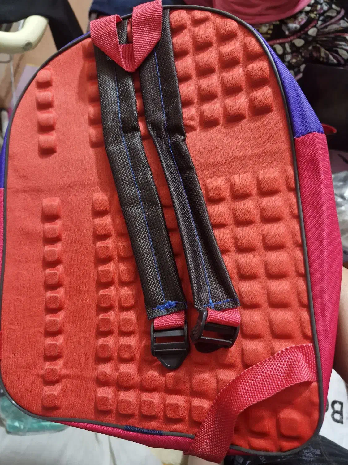 کیف مدرسه|کیف، کفش، کمربند|قم, وادی السلام|دیوار