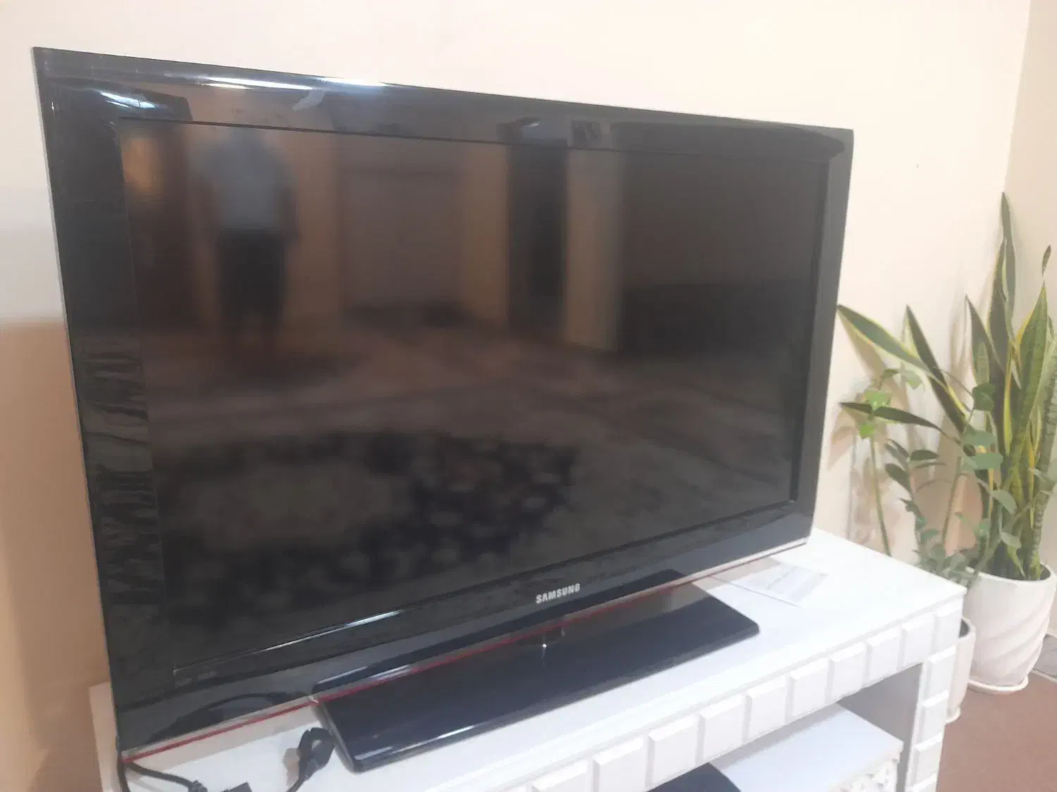 تلویزیون ۴۲سامسوگ و میز تلویزیون و گیرنده دیجیتال|تلویزیون و پروژکتور|صومعهسرا, |دیوار