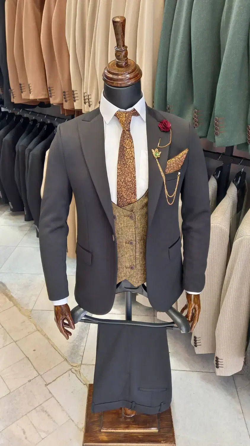 فروشگاه (سرپرست) دور میدان میرزاکوچک خان|لباس|مشهد, حسین‌آباد|دیوار