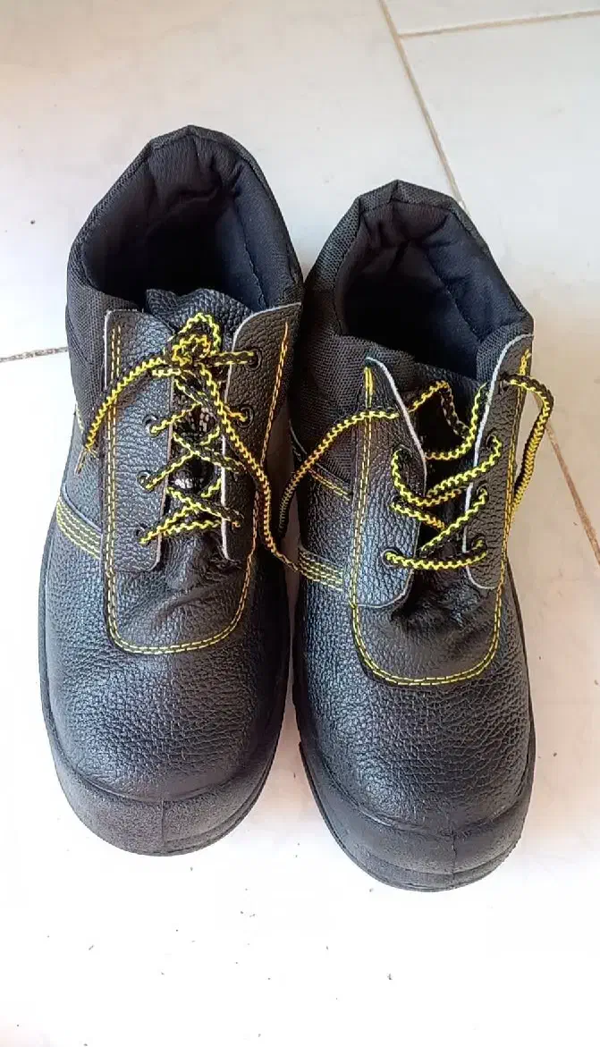 کفش ایمنی|کیف، کفش، کمربند|اهواز, منبع اب|دیوار