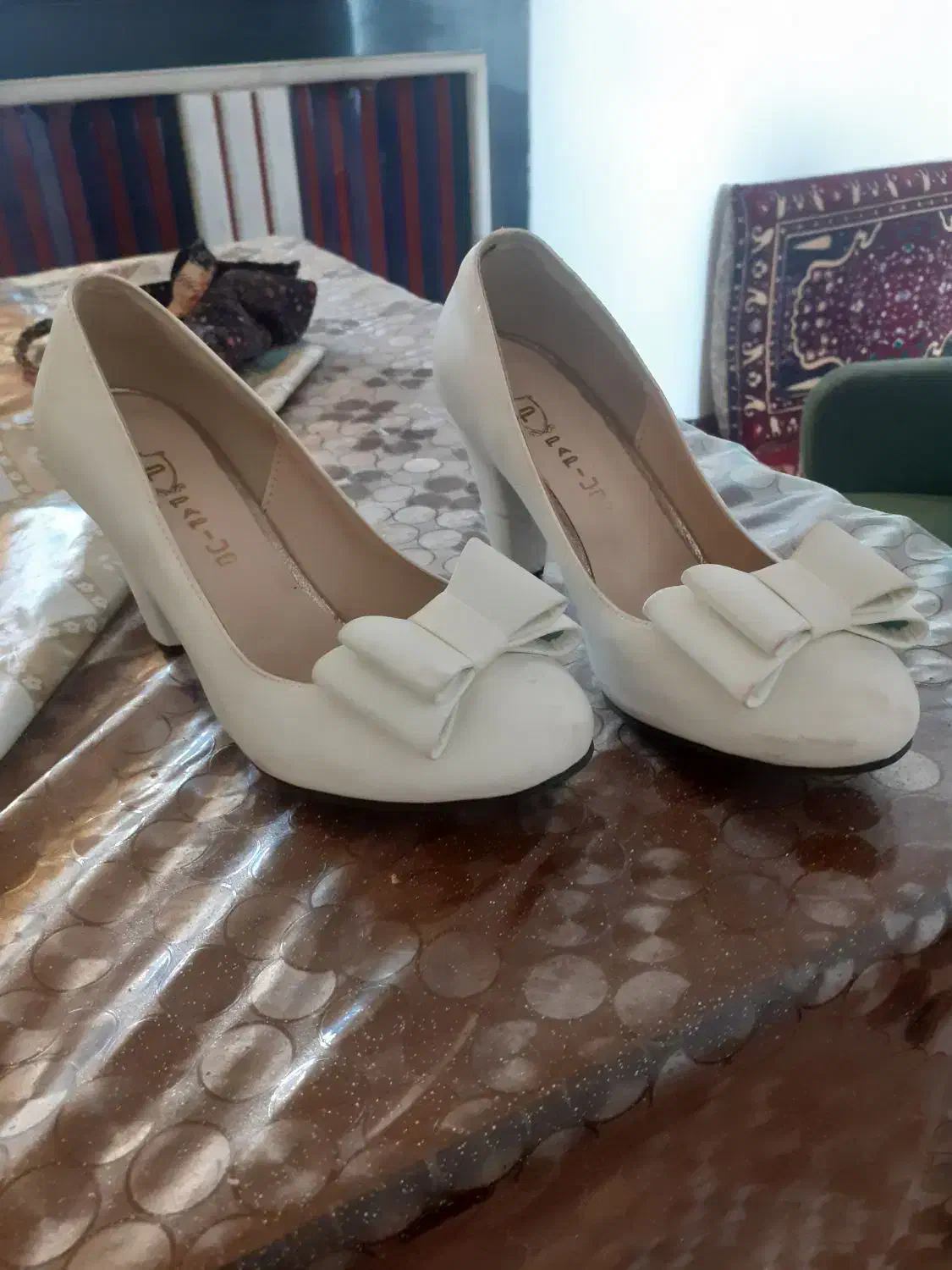 کفش|کیف، کفش، کمربند|اهر, |دیوار