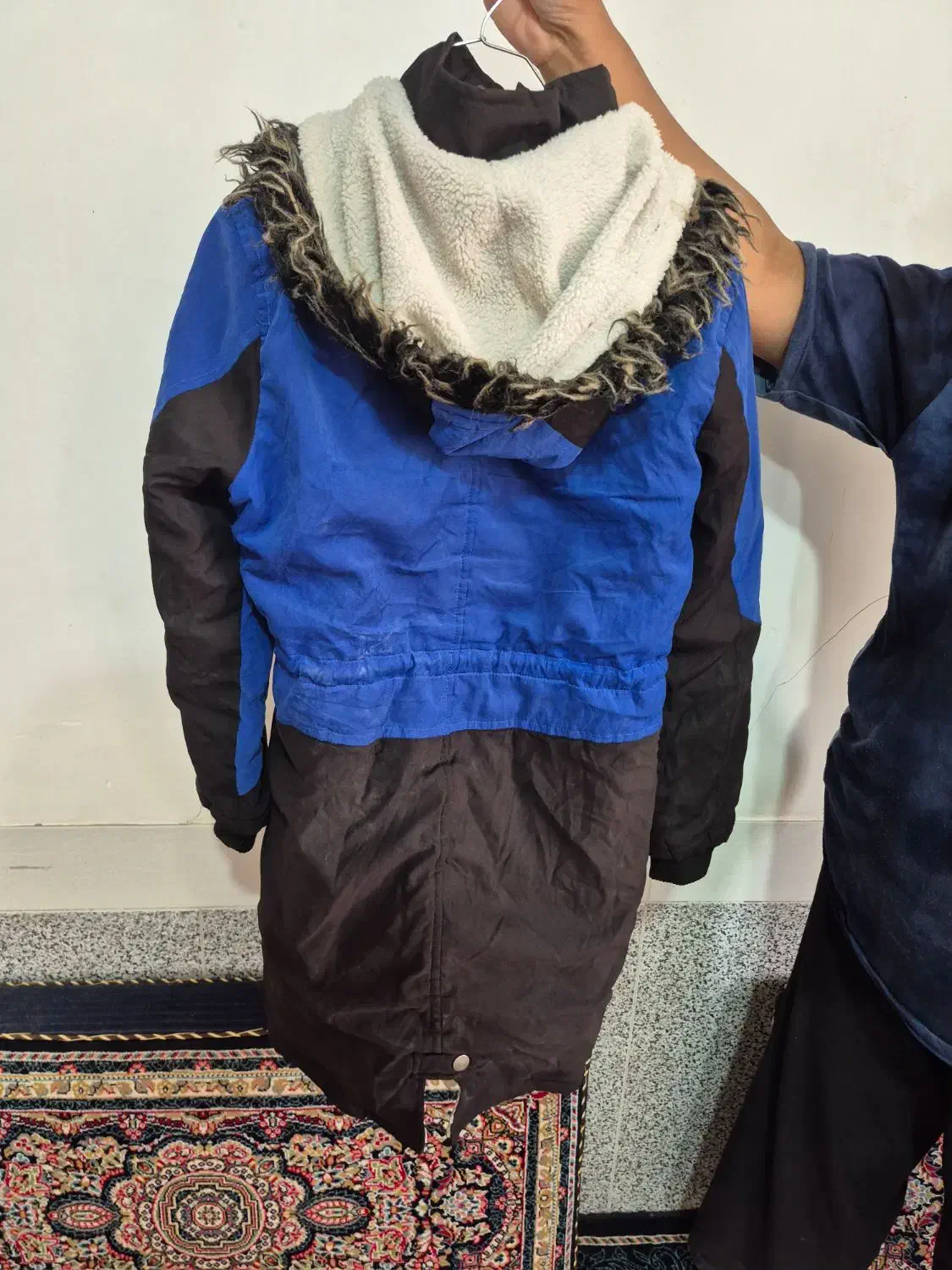 کاپشن|لباس|سبزوار, پیروزی|دیوار