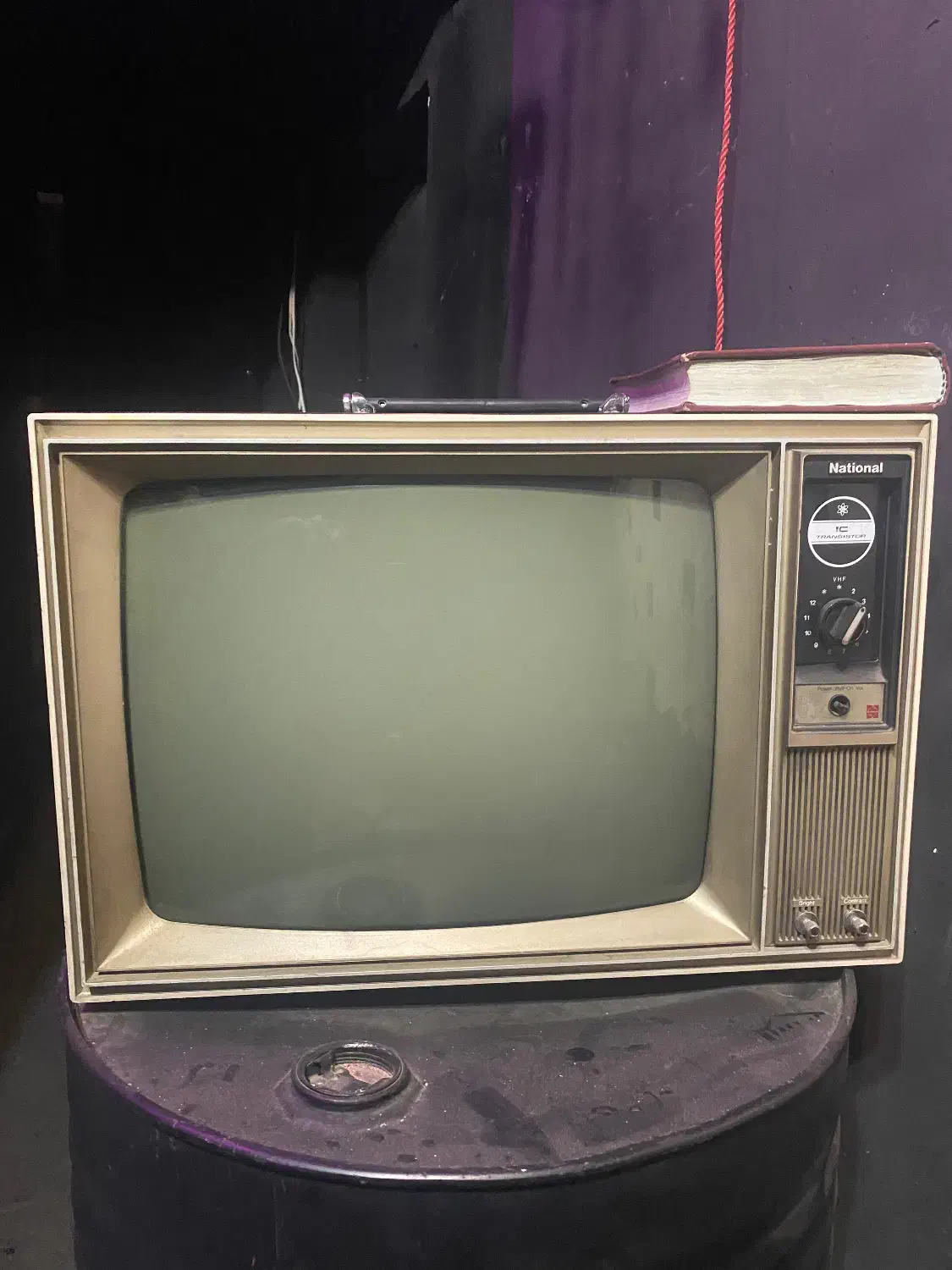 تلوزیون قدیمی|تلویزیون و پروژکتور|شهریار, شهریار|دیوار