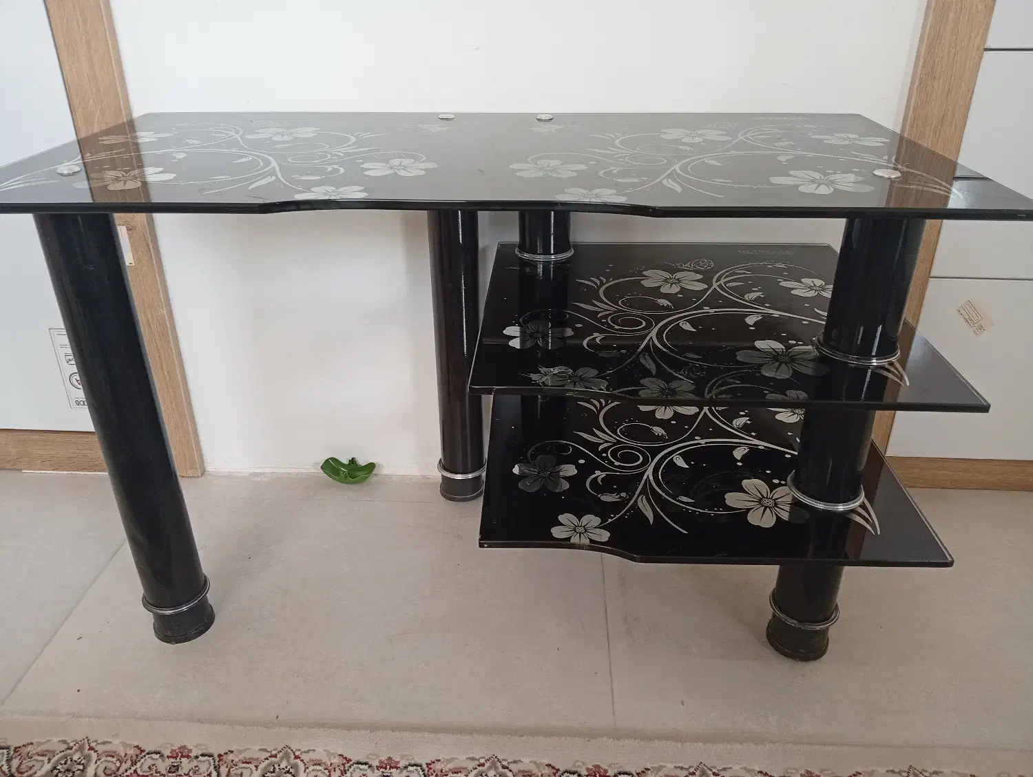 ال سی دی32 سامسونگ و میز تلویزیون|تلویزیون و پروژکتور|برخوار, |دیوار