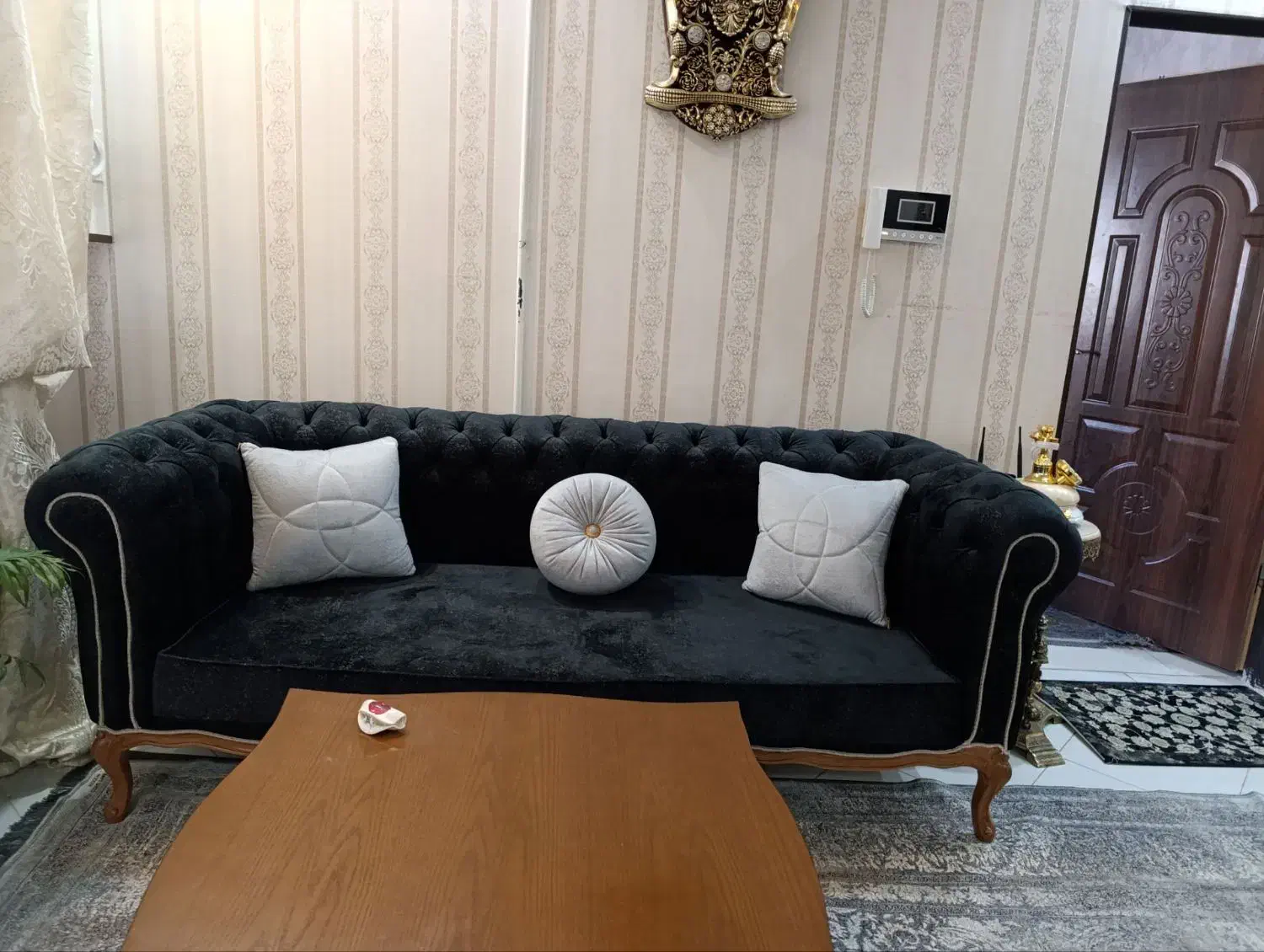 مبل مشکی وتوسی تازه خریدم اسباب کشی دارم جاندارم|مبلمان خانگی و میز عسلی|مشهد, آپارتمان های مرتفع|دیوار