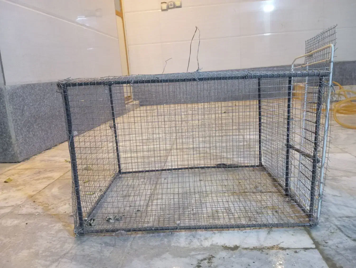 تعدادی وسایل و قفس|فعالیت داوطلبانه تحقیقاتی|سراوان, |دیوار