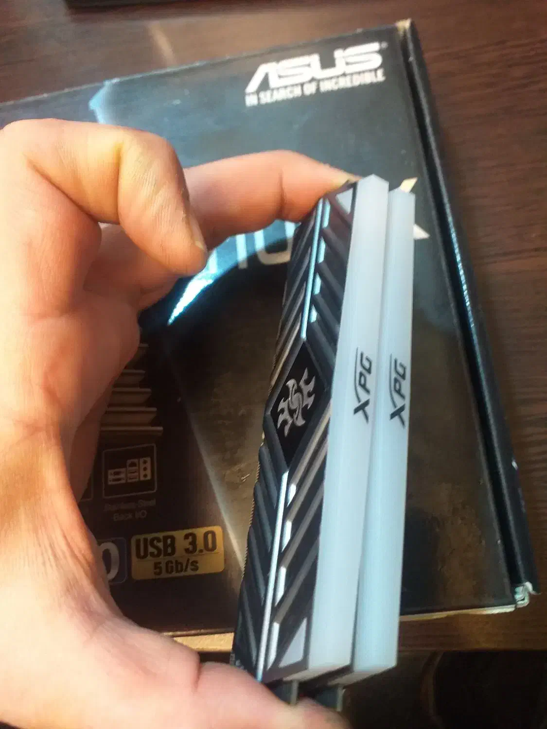 رم ۱۶ گیگ ddr4 آر جی بی دار درحد نو|قطعات و لوازم جانبی رایانه|تهران, شهرک پاسداران|دیوار