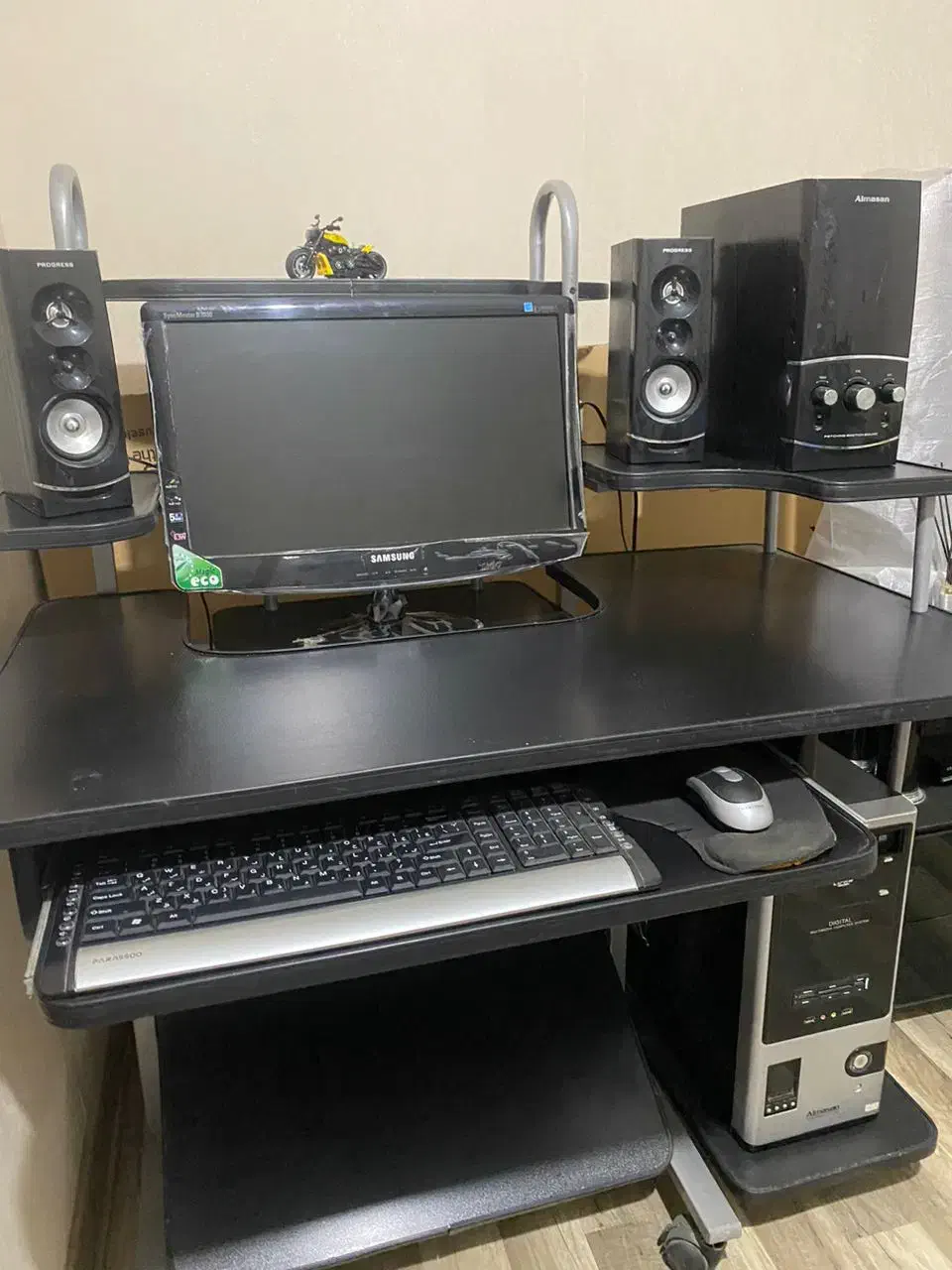 کامپیوتر با میز کاملا سالم|رایانه رومیزی|اصفهان, شیخ اشراق|دیوار