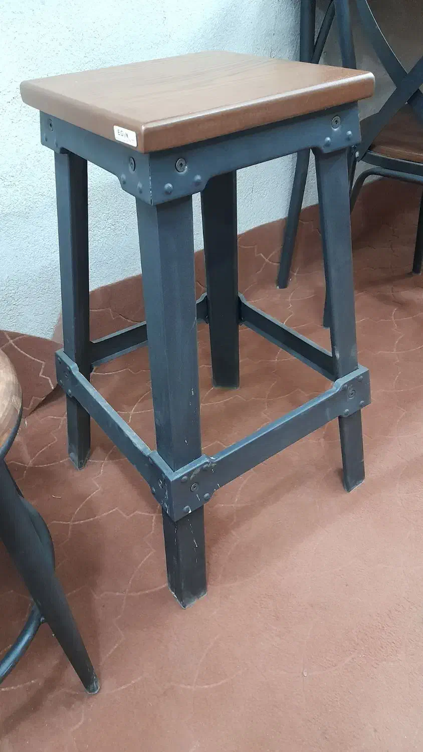 صندلی‌لگنی‌حفره‌دار|میز و صندلی غذاخوری|حمیدیا, |دیوار