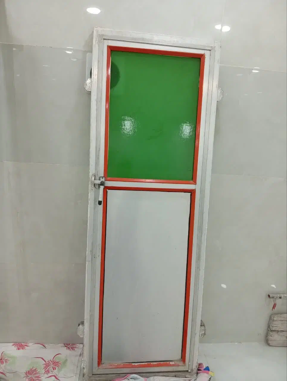 یه درب آلومینیوم بزرگ ‌ویه سرویسی|مصالح و تجهیزات ساختمان|مشهد, رده|دیوار