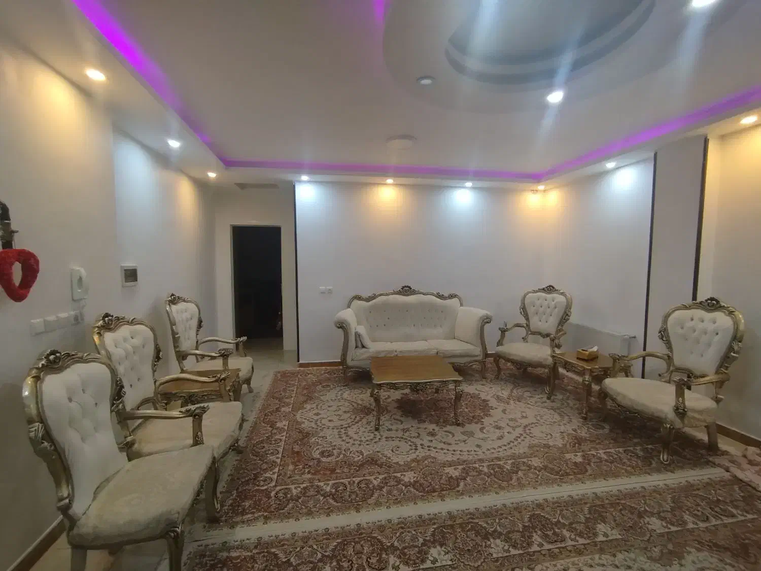مبل کلاسیک کارکرده سالم هشت نفره به همراه عسلی|مبلمان خانگی و میز عسلی|شهرکرد, |دیوار